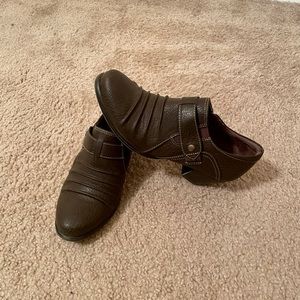 Size 6 VERY comfy brown low ankle boots